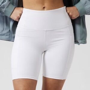 Athleta ultimate stash 7” short S